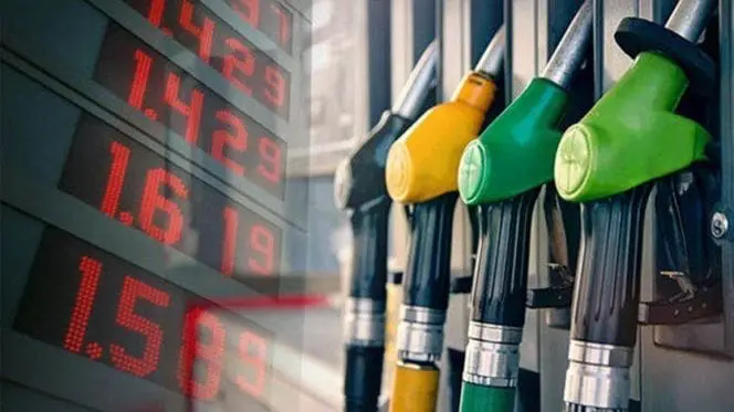 أسعار النفط تواصل التراجع عالميا وسط غلاء المحروقات بالمغرب