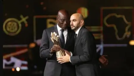 “الكاف” يٌتوج وليد الركراكي أفضل مدرب للرجال في إفريقيا عام 2023
