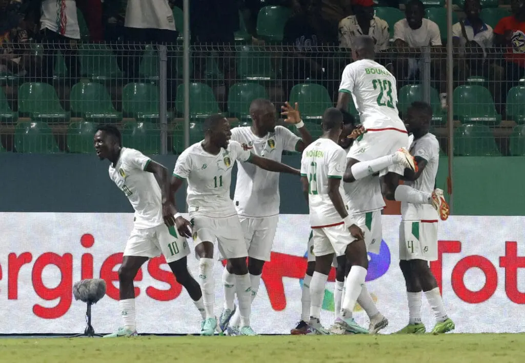 موريتانيا 🇲🇷 تفجر مفاجأة من العيار الثقيل وتبلغ ثمن نهائي كأس أمم إفريقيا بفوزها 1 – 0 على الجزائر 🇩🇿 التي غادرت البطولة