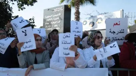 أساتذة التعاقد يشتكون من تجميد الترقيات وحرمانهم من التعويضات (أرشيف )