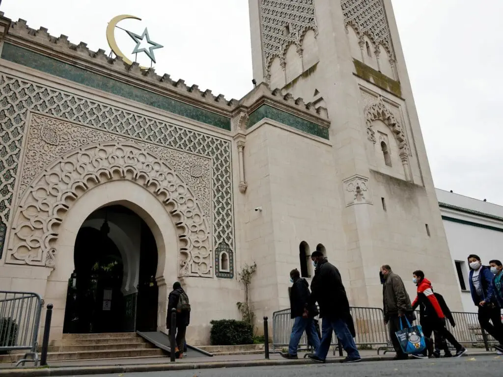 فرنسا تعلن عن وضع جديد لأئمة المساجد