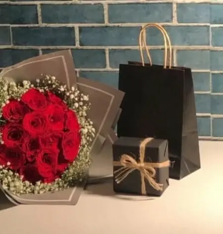 وزراء يوزعون أطقما ذهبية وورودا على الموظفات في اليوم العالمي