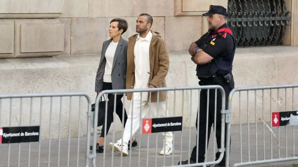 مجلة برازيلية هي التي دفعت كفالة ألفيس!
