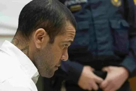 ألفيس لم يغادر السجن بعد أن تعذر على والد نيمار جمع كفالة المليون يورو