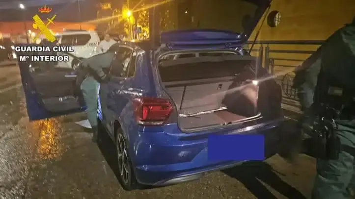 يبحث عنه الأنتربول.. اعتقال إسباني مختبئ داخل صندوق سيارة ببني انصار