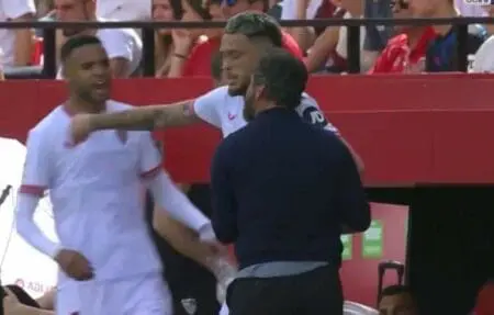 شجار بين النصيري ومدربه في إشبيلية