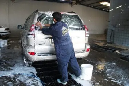 برلمانية تطالب بمنع محلات غسل السيارات العشوائية