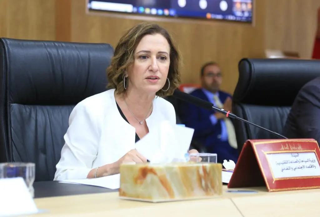 “اصطدام” بين البام والأحرار والوزيرة عمور تكذب “اتهامات” بركات حول اتفاقية بالمليارات
