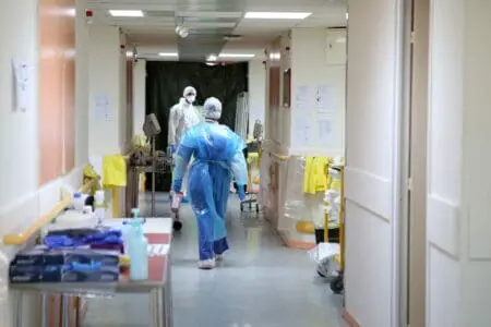 فرنسا أول دولة في العالم تدرج حق الإجهاض بالدستور