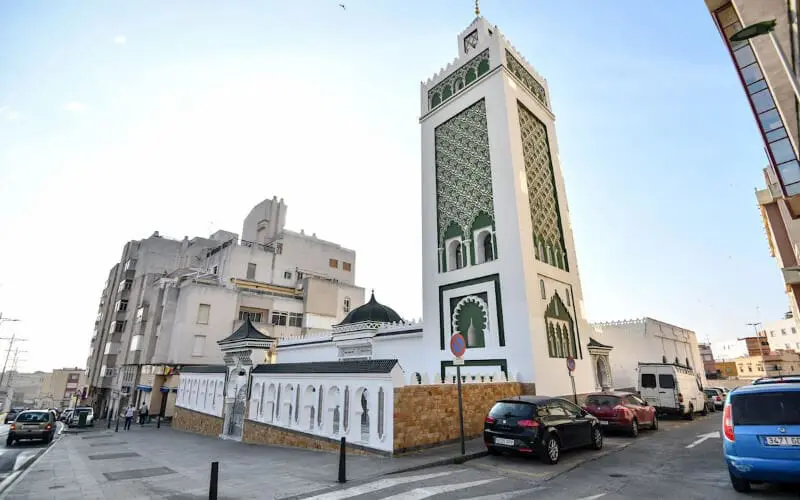 المغرب يتكلف بمصاريف 51 مسجدًا ويؤدي رواتب 153 إماما ومرشدا في سبتة ومليلية
