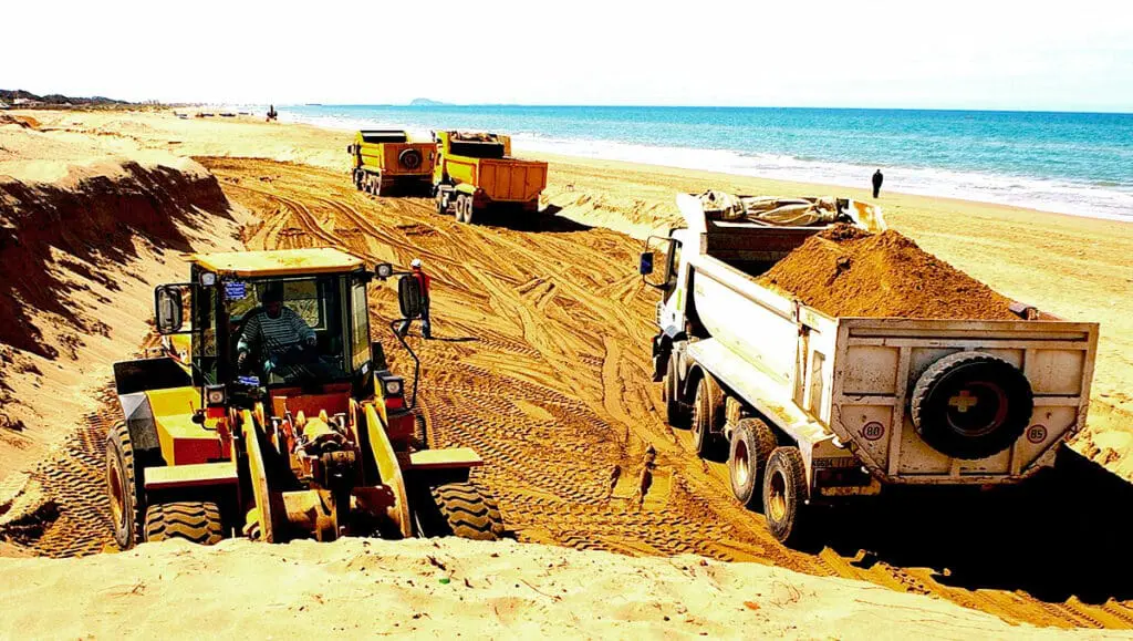 غرفة مهنية في الشمال تحذر من نهب الرمال الأطلسية