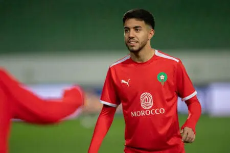 إصابة مقلقة لأخوماش قبل مباراة المغرب والغابون