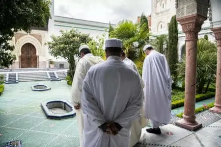 أئمة مغاربة يقررون “لحريك” في أوروبا بعد نهاية شهر رمضان