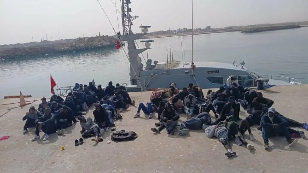 البحرية الملكية تعترض قاربين بهما 118 مهاجرًا في طريقهما إلى جزر الكناري