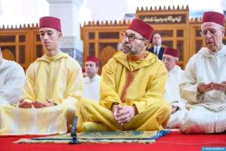 الملك محمد السادس يؤدي صلاة عيد الفطر ويتقبل التهاني بهذه المناسبة