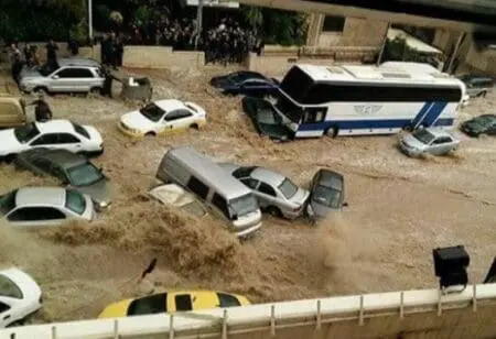 سيول جارفة تتسبب في مصرع 16 تلميذا بسلطنة عمان