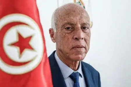 الرئيس التونسي يصف المحتجين بـ”الخونة” ويهددهم ببيت شعري