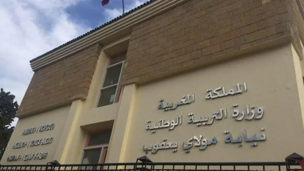 التوقيف والعزل لمدير ثانوية بعد “فيديو” التحرش بتلميذة