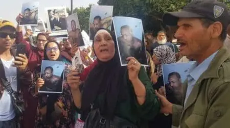 غضب حقوقي بعد صدور أحكام قضية “الشبلي” وعائلته تعتصم أمام المحكمة