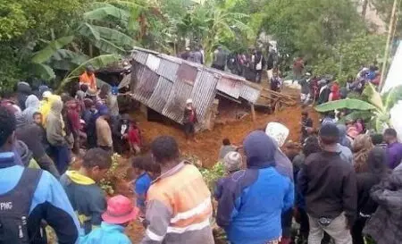 أكثر من ألفي شخص دفنوا أحياء بسبب انزلاق التربة