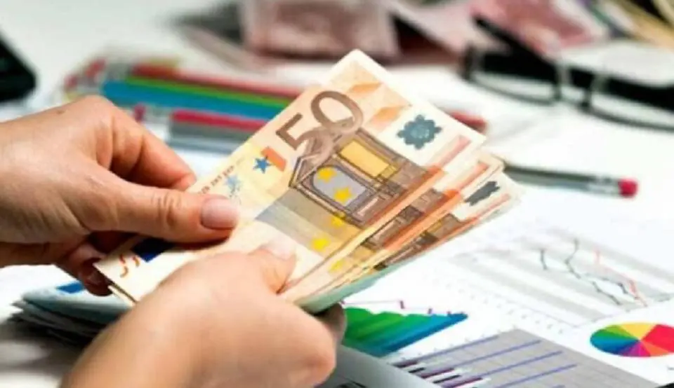 تحويلات الجالية تتراجع بعد قرار أوروبي أربك البنوك المغربية بالخارج
