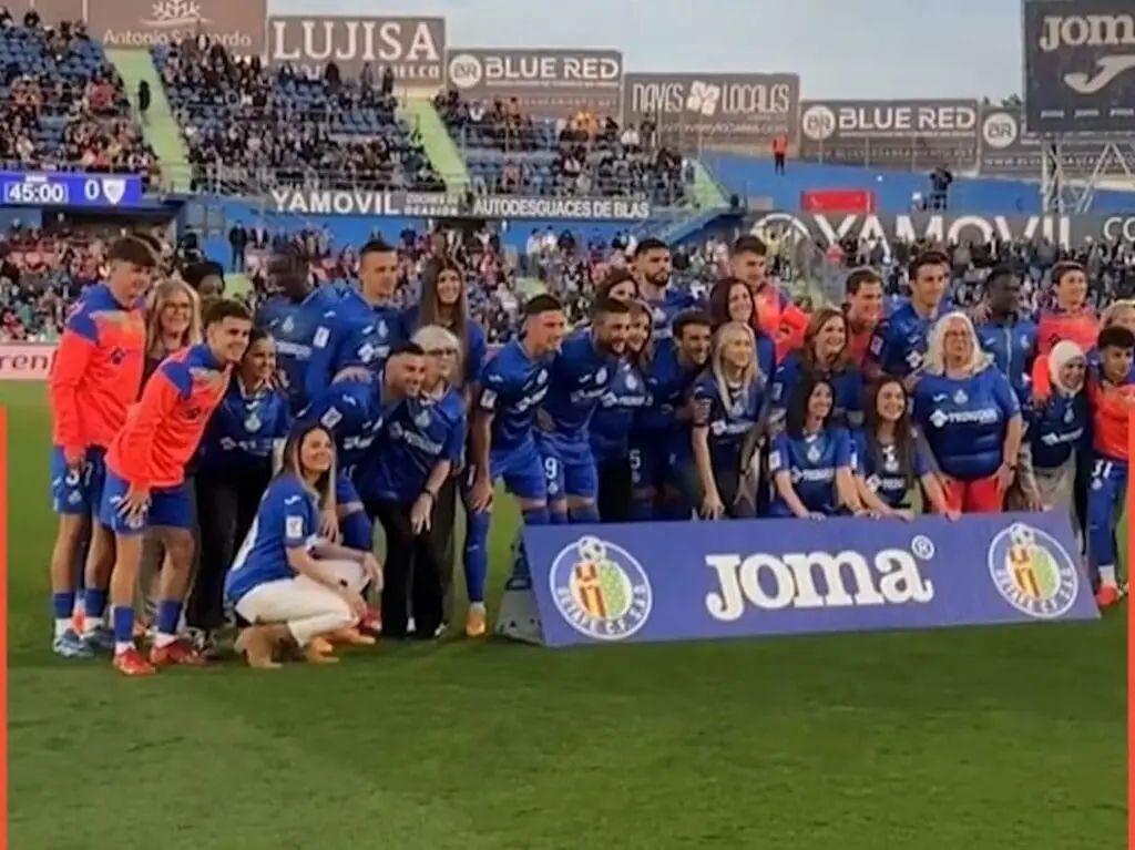 خيطافي يحتفل بعيد الأم بطريقة خاصة.. اللاعبون دخلوا الملعب مرفوقين بأمهاتهم