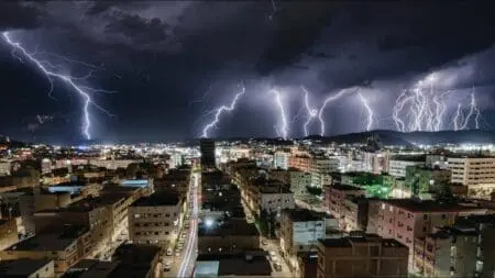 عاصفة رعدية قوية تضرب الإمارات وإغلاق المدارس والمقرات الحكومية