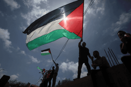 “الغارديان”: حزب العمال البريطاني قد يتعهد بالاعتراف بالدولة الفلسطينية في برنامجه الانتخابي