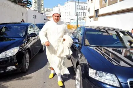أخنوش يهدي سائقي الوزراء خروف العيد