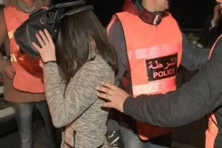 مديرة مدرسة تفضح اعتداء أم على ابنها في منطقة حساسة بجسده