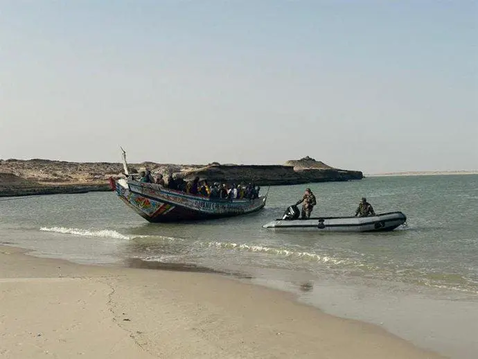 البحرية الملكية تعترض زورقًا يحمل 90 مهاجرًا في طريقهم إلى جزر الكناري