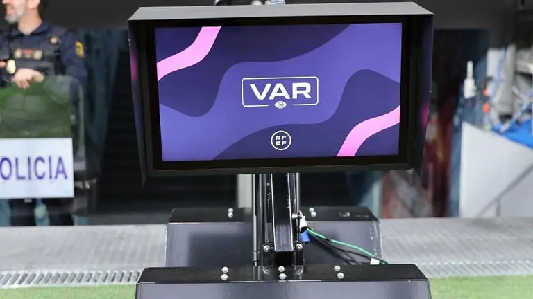 أندية “البريمير ليغ” تحسم في قرار إلغاء تقنية الفيديو “VAR”