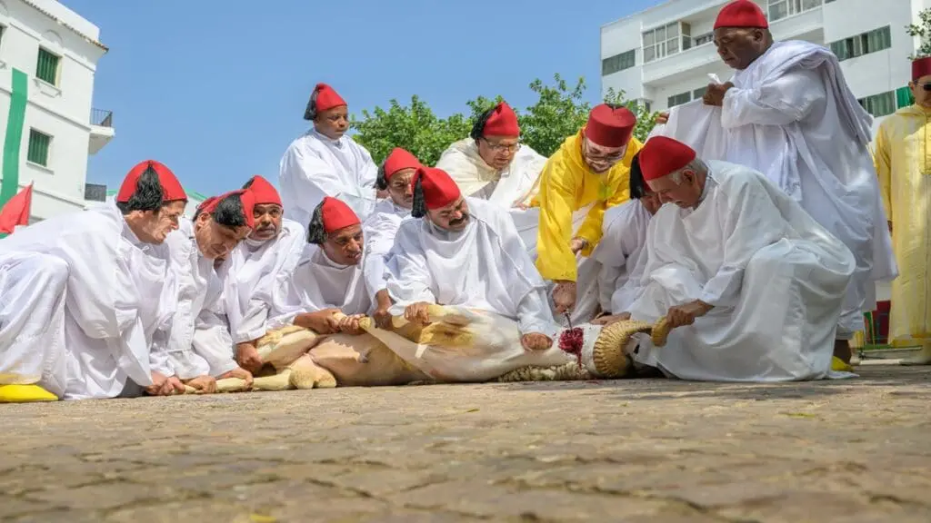 الملك يؤدي صلاة العيد وينحر الأضحية بمسجد الحسن الثاني في تطوان