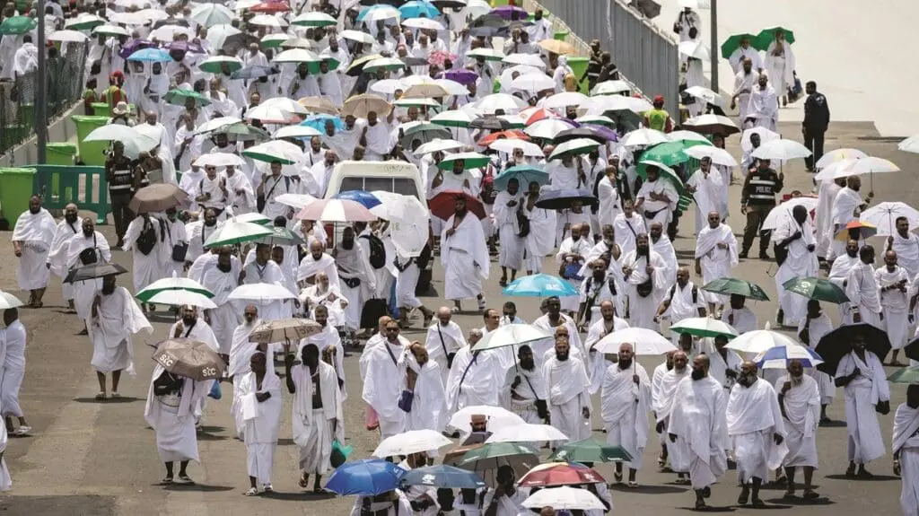 الحجاج يؤدون رمي الجمرات في أول أيام عيد الأضحى