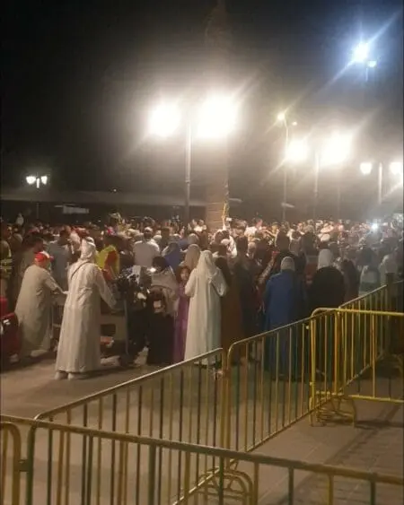 ظروف انتظار صعبة للآلاف من أقارب الحجاج بمحيط مطار ابن بطوطة
