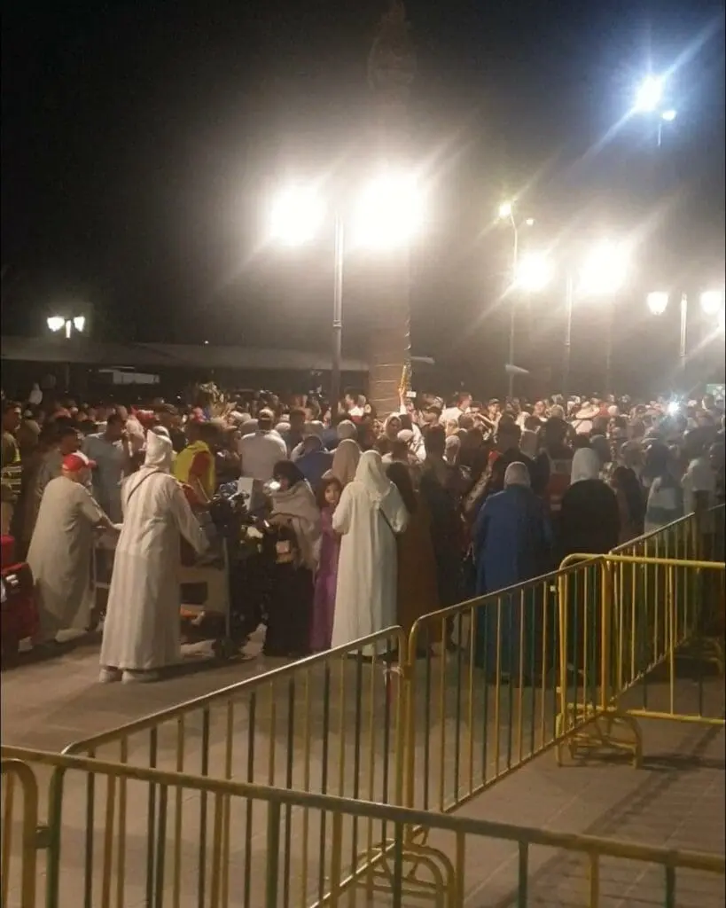 ظروف انتظار صعبة للآلاف من أقارب الحجاج بمحيط مطار ابن بطوطة