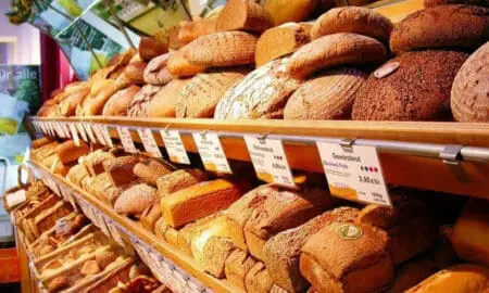 الخبازون في سبتة ومليلية ينهون الحصار على الخبز المغربي