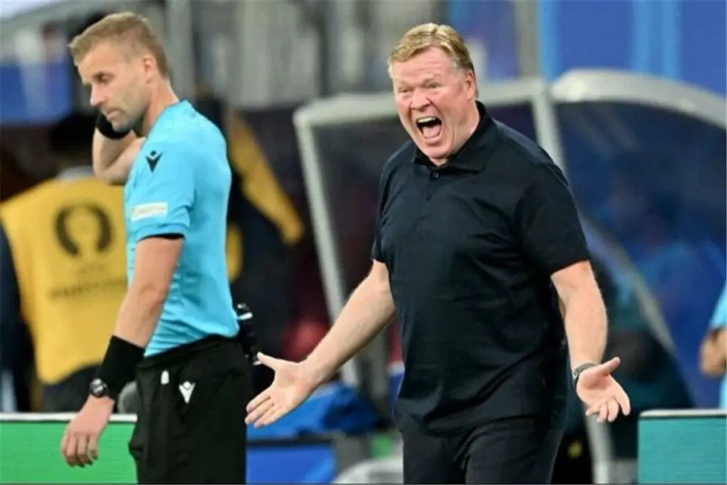 كومان مدرب هولندا غاضب من التحكيم بعد إلغاء هدف سيمونز أمام فرنسا
