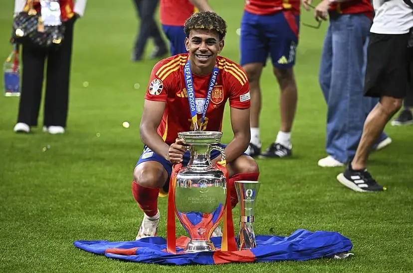 هذا هو العَلَم الذي رفعه لامين يامال للاحتفال بكأس الأمم الأوروبية فوق أرضية ملعب برلين