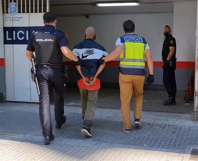 اعتقال مقيم في مركز إيواء المهاجرين بسبتة بتهمة السرقة والاعتداء الجنسي