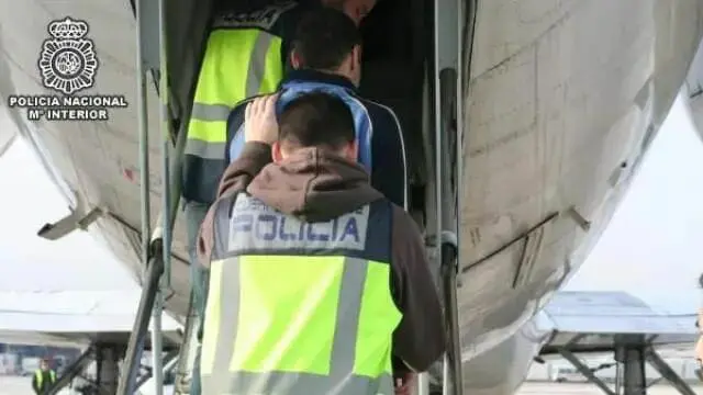 إسبانيا تُرحل حلاقا مغربيا مشتبه بتجنيده مقاتلين لصالح “داعش”