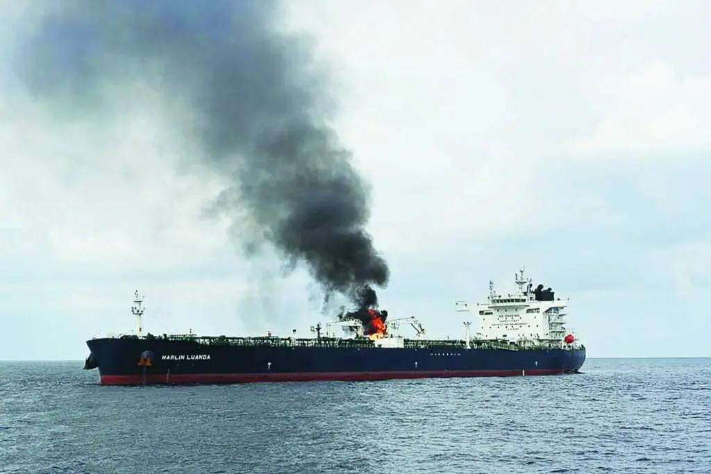 بقعة نفطية بطول 220 كلم في البحر الأحمر بعد هجوم للحوثيين على سفينة