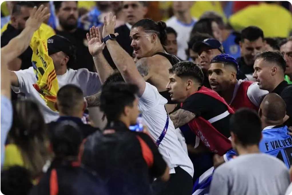 لاعبو الأوروغواي يتشاجرون مع مشجعين كولومبيين