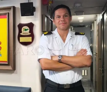 القائد الجديد للسفينة الحربية في مليلية يحذر المغرب فور توليه المنصب