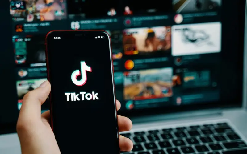 فرنسا وإسبانيا تقترحان حظر وسائل التواصل على القاصرين
