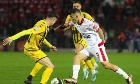المغرب الفاسي يهزم الوداد في مباراة تألق فيها الحارس شهاب