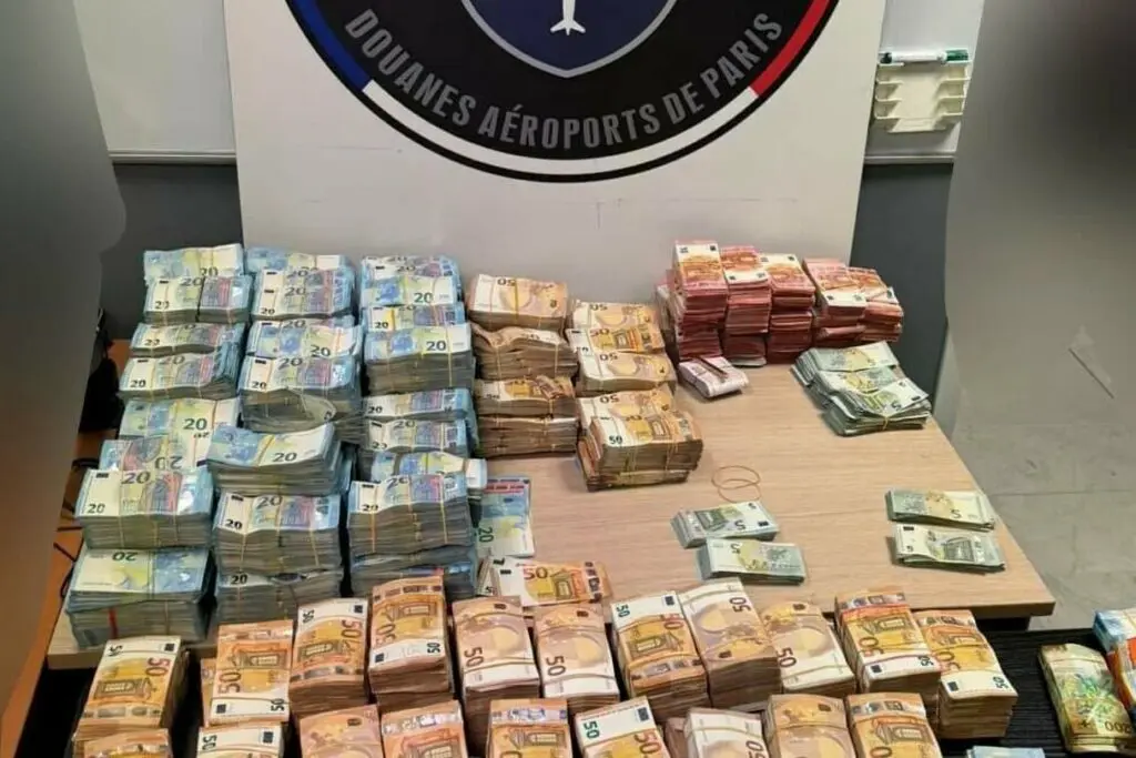 توقيف جزائريين اثنين في مطار رواسي بحوزتهما 2,4 مليون يورو نقدًا