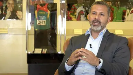 حسن الفكاك…”السنطيحة” دفاعا عن الراتب الشهري السمين!!!