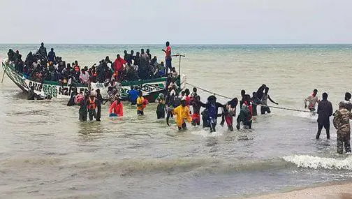 البحرية الملكية تعترض قارباً يحمل 186 مهاجراً كانوا يحاولون الوصول إلى جزر الكناري