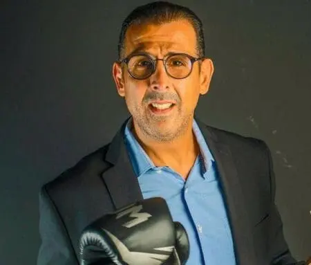 اجتماع رسمي يتحول إلى مواجهة ساخنة بين لخصم وأصحاب الأكشاك